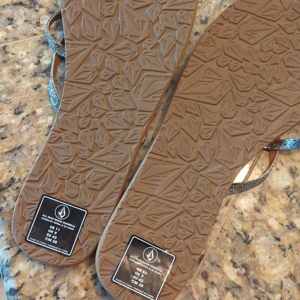 NWT 🌞 Volcom Sparkly Strappy Flip Flops - Discontinued By Brand